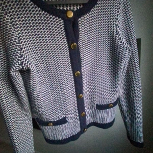 Mönstrad kofta från Stockh LM - Säljer en snygg mönstrad kofta från Stockh LM i storlek XS.  Säljer på grund av att den inte kommer till användning 💓