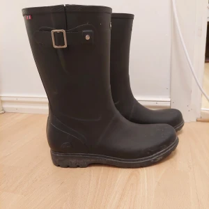 Stövlar  - Mörkblå stövlar med spänne detaljer. Är från Viking är storlek 39. Fint skick! Pris kan diskuteras