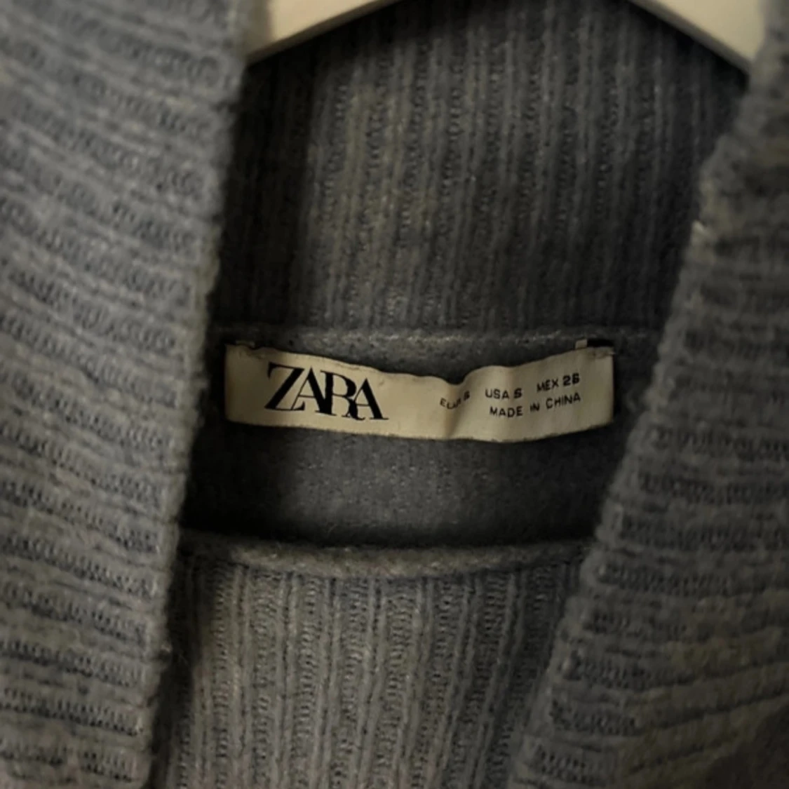 Grå stickad tröja från Zara - 90