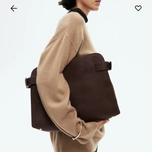 Brun väska  - Säljer denna snygga väska köpt för 500 från Hm, helt slutsåld och populär. Använd få gånger. 🤎🤎