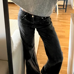 Lågmidjade jeans - Gråa lågmidjade jeans från na-kd, inte använda många gånger. Strl 36, jag är 172 