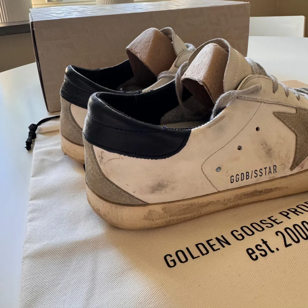 Vita Golden goose skor med blå häl. Köpta för fem månader sedan och har inte kommit till användning. Nypris 6000kr och är i väldigt bra skick. Har kvar både kvitto och box. Storlek 41-42, men är stora i storleken. Jag har 42 i alla andra skor. . Skor.