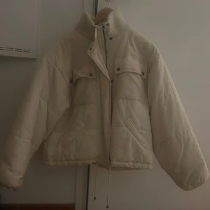 Vit Oversized Vinterjacka - Nu säljer jag min fina jacka då den inte kommit till användning. Den har fyra fickor framtill och är krämvit. 