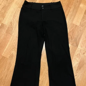 Svarta kostymbyxor - Svart kostymbyxor från Esprit, står ej vilken storlek, men midjemåttet är 37 cm