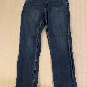 Säljer ett par klassiska Levi's 551Z straight jeans i blå denim. De har en bekväm passform och är perfekta för vardagsbruk. Jeansen har den ikoniska Levi's-lappen bak och är i bra skick. Perfekta för både höst och vår! Använd 1 gång.