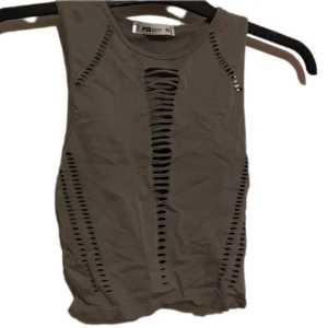 Grå Topp - helt oanvänd, se bild 3 för bild på (exakt samma topp fast i annan färg)