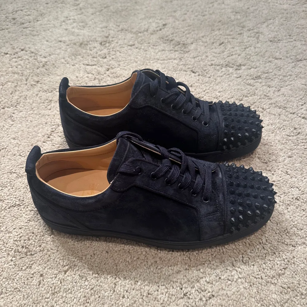 Christian Louboutin junior spikes. Storlek 43.5 super fint skick som nya! Pris 3899kr ingår endast skor! . Kengät.