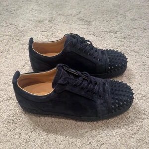 Christian Louboutin  - Christian Louboutin junior spikes. Storlek 43.5 super fint skick som nya! Pris 3899kr ingår endast skor! 