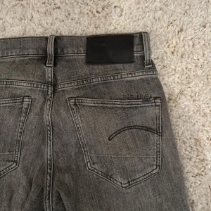 G-star jeans - Tja, säljer nu dessa feta G-star jeans i slim fit! Storleken är W28/L32. De är i riktigt bra skick då jag använt dem ett fåtal gånger, nypris på dessa ligger på runt 1500kr och mitt pris 449kr!