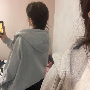 Grå hoodie från Brandy Melville Onesize - Säljer en supermysig grå hoodie från Brandy Melville. Den har en dragkedja framtill och en stor luva. Perfekt för chill dagar eller promenader vid stranden. Passar till allt och är i bra skick!