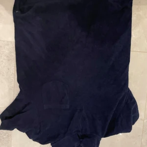 Mörkblå froteee - Bilden blev upp och ner☹️ Säljer en enkel och stilren mörkblå frottee. Perfekt för vardagsbruk eller som basplagg i garderoben. T-shirten har en normal passform och är kortärmad. Materialet känns mjukt och bekvämt mot huden.