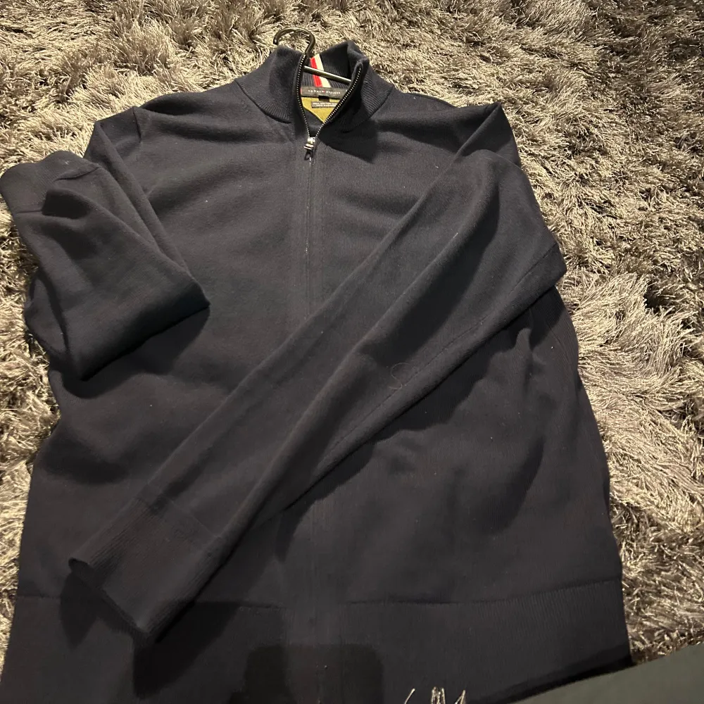 Säljer en stilren mörkblå tröja från Tommy Hilfiger. Den är gjord av en mjuk bomullsblandning med kashmir, vilket gör den extra bekväm. skicket är 9/10 använt den kanske 2-3 ggr. Storleken är M, nypris ligger på 1100 tror jag, mitt pris är 649kr, bara skriva för fler frågor/bilder😀. Neuletakit & Villapaidat.
