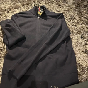 Mörkblå tröja med dragkedja från Tommy Hilfiger - Säljer en stilren mörkblå tröja från Tommy Hilfiger. Den är gjord av en mjuk bomullsblandning med kashmir, vilket gör den extra bekväm. skicket är 9/10 använt den kanske 2-3 ggr. Storleken är M, nypris ligger på 1100 tror jag, mitt pris är 649kr, bara skriva för fler frågor/bilder😀