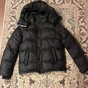 Gabos Jacka - Säljer denna OTROLIGT unika och sköna vinter jacka då den är för liten för mig och har inte kunnat använda så mycket. Köpt från gaboslondon förra vinter. Priset på deras sida är just nu 1800kr men med frakt och tull avgift blir det runt 2500kr( frakten tog 2 månader för mig) Absolut en av skönaste och snyggaste vinterjackorna där ute och det är inte många som har den vilket gör jacka ännu unikare