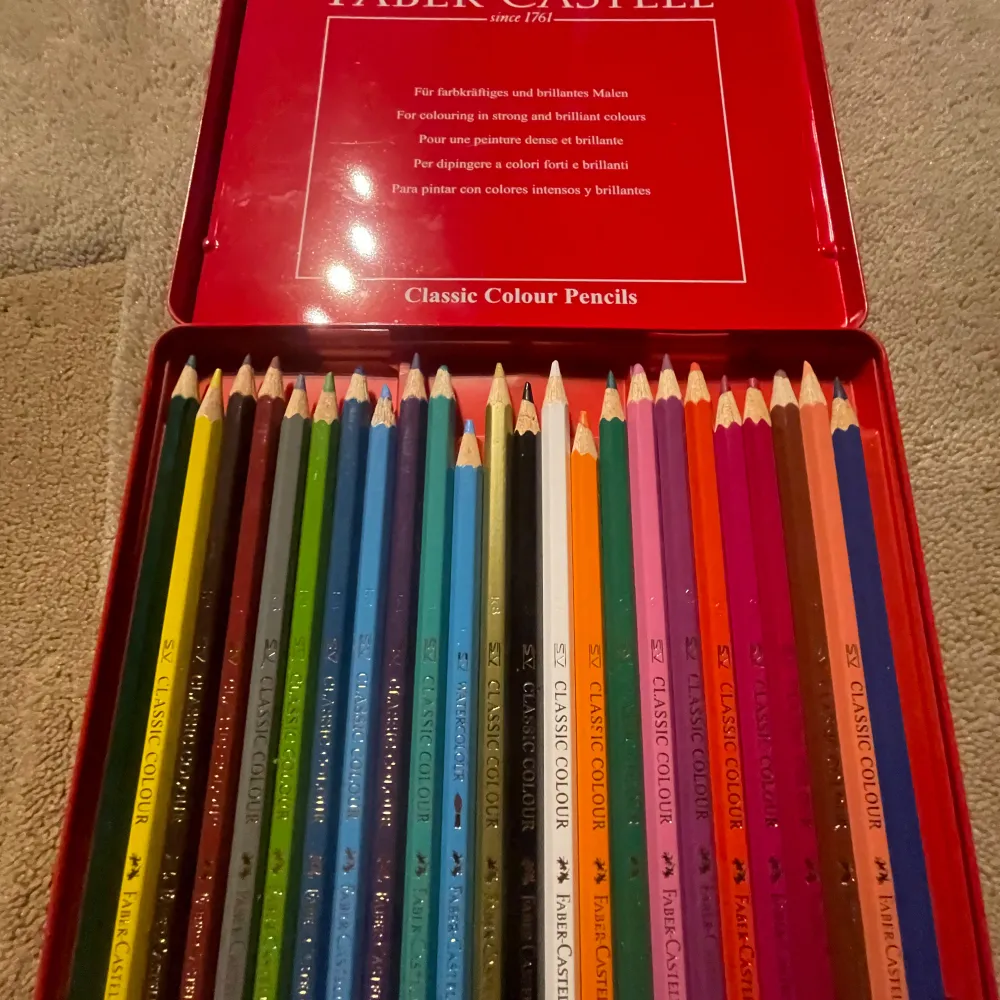 Säljer ett set med 24 färgpennor från Faber-Castell i en snygg röd metallåda. Pennorna är perfekta för att skapa starka och briljanta färger. Lådan har ett coolt riddarmotiv på framsidan och är lätt att ta med sig. Perfekt för både hobby och professionellt bruk! Pennorna är inte vässade men man kan gör det själv ganska snabbt💫🔥⭐️. Övrigt.