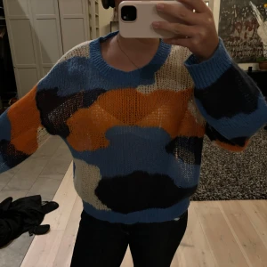 Kamouflage stickad tröja - Säljer en supermysig och färgglad stickad tröja med ett coolt kamouflage mönster! Sparsamt använd och märket är Stine Goya. Står ingen storlek men sitter så på mig som är 175! Nypris 1600 🧡💙