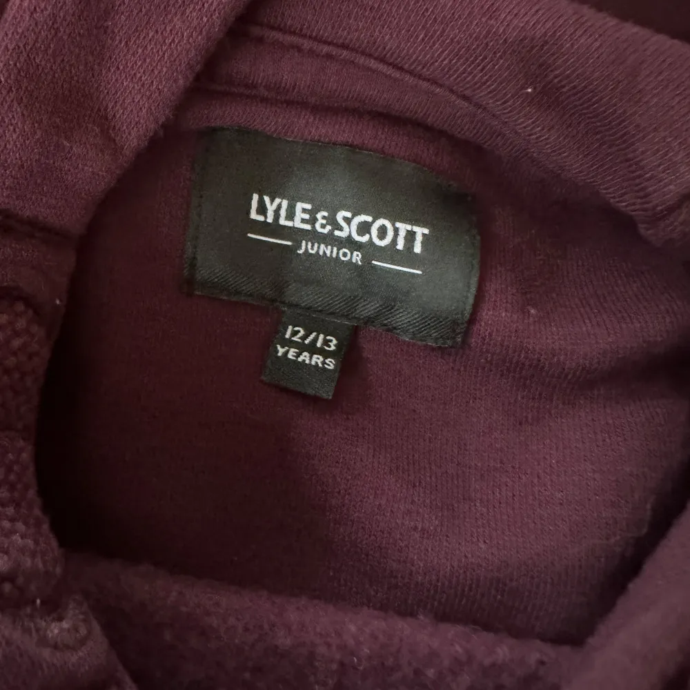 Vinröd hoodie, aldrig använd men gillade den inte efter jag provat den och dragit lappen. Inga defekter! Nypris: ca 750kr. Endast köp via plick om du inte känner mig! Pris kan diskuteras. Tveka inte att höra av er!😊. Hoodies.