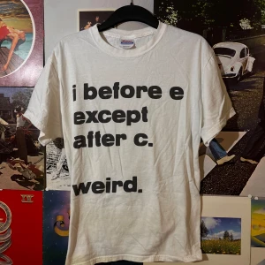 Vintage tshirt  - Säljer en vintage vit t-shirt från Hanes med trycket 'i before e except after c. weird.' i svart. Den är i bra skick och perfekt för en avslappnad stil. Passar perfekt till vardags eller som en rolig present! Dm vid frågor