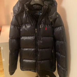  Polo Ralph Lauren jacka  - Säljer nu min Polo Ralph Lauren jacka i mycket bra skick då jag skaffat mig en annan jacka inför vintern. Storlek-S Nypris-6099 Mitt pris-3699. Kvittot medföljer vid köp! Fraktar spårbart via postnord/instabox!🙂