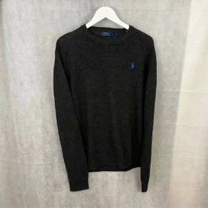 Ralp lauren tröja - En fin stickad tröja från Ralph lauren i storleken L. Modellen är 185