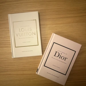 Louis Vuitton och Little Book of Dior coffee table böcker - Två stilrena små coffee table böcker om de ikoniska modehusen Louis Vuitton och Dior. Perfekta för modeintresserade! Böckerna har hårda omslag, en i krämvit och en i ljusrosa. De är både informativa och vackra att ha framme som dekoration💘📚200kr för båda två. Är i perfekt skick! 