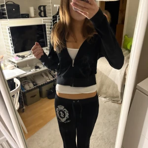 Vintage Juicy Couture sett  - Skitsnygga lågmidjade juicy couture byxor och tillhörande ziphoodie från nya vintage kollektionen 💕💕Överdelen är i storlek s och byxorna i xs. Orginalpris 3000 kronor