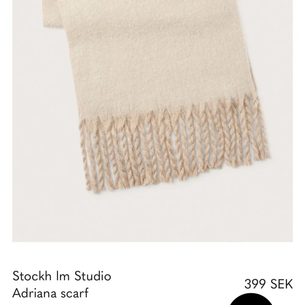 Säljer en supermysig tjock beige halsduk från Stockh lm Studio. Den är perfekt för kyliga dagar och har långa fransar i ändarna som ger en stilren look. Passar perfekt till både höst och vinteroutfits. Bara använd en gång säljer då jag köpt en annan 👍🏼200*45+17 cm💗Första bilden lånad! . Övrigt.