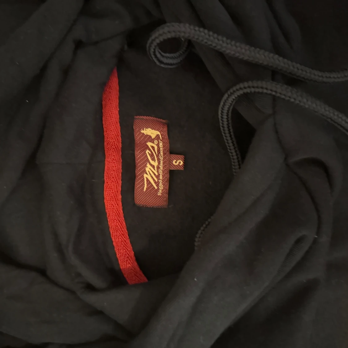 Svart hoodie från MCS - 90