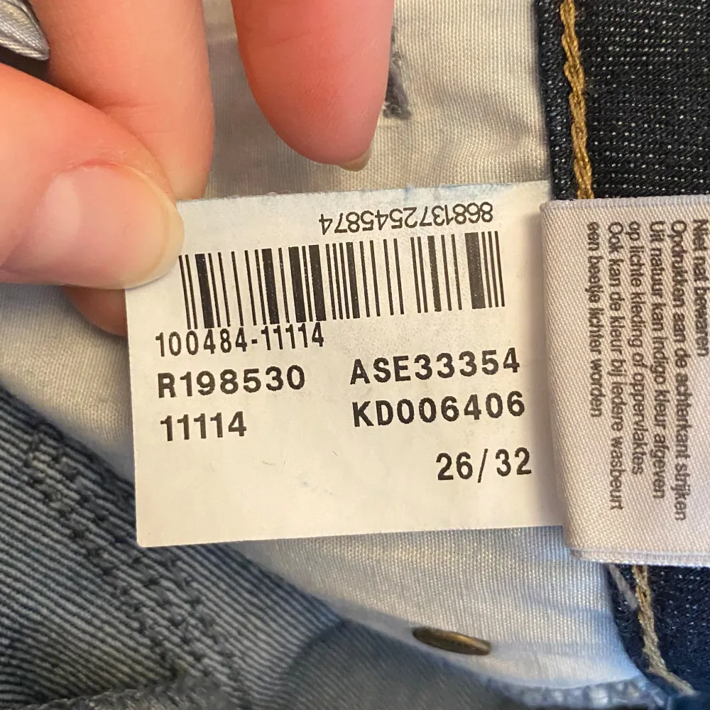 Säljer ett par jätte snygga mörkblå jeans från Mavi Jeans i storlek 26/32. Sitter rätt tight, men är rätt så stretchiga/mjuka i materialet. Modellen på bilden är 174cm lång. Köparen står för frakten💙. Jeans & Byxor.