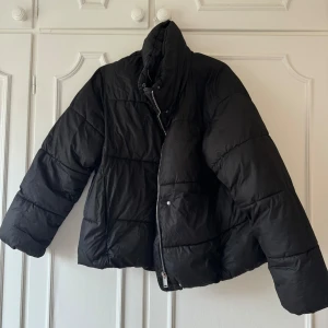 Svart pufferjacka - Säljer en svart pufferjacka i mycket bra skick. Lite tunnare dunjacka som är perfekt att få plats med tjockare tröja under. Modellen är lite oversized men passar en XS-M 