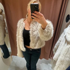 Beige pälsjacka - Säljer en supermjuk och fluffig beige pälsjacka från Gina tricot ! I strl M❤️nästan helt oanvänd!