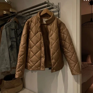 Snygg höst jacka  - Säljer en snygg beige quiltad jacka, den är helt ny och aldrig använd. Jackan har knappar och långa ärmar, perfekt för höst och vinter. Den är i mycket bra skick och passar både till vardags och lite finare tillfällen.