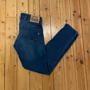Blå jeans från Replay - Säljer ett par snygga blå jeans från Replay  anbass i mycket bra skick. De har en klassisk femficksdesign och är tillverkade i slitstarkt denim. Perfekta för både vardag och fest! 🕺