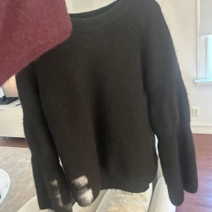 Svart stickad tröja - Svart tröja i mohair från arket, så fin men används inte längre!❤️‍🔥