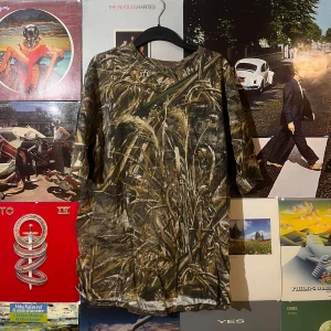 Real tree kamoflage t-shirt från Magellan - Säljer en cool camouflage t-shirt från Magellan, inga defekter, dm vid frågor
