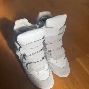 Vita sneakers från Isabel Marant - Säljer min älskade sneakers från Isabel Marant i storlek 41 men skulle mer 39/40 då dem är väldigt små i storlek. Jag har själv storlek 39/40.   Säljer på grund av att dem inte riktigt kommer till användning längre. 💕(utan dustbag och original kartong) skriv för fler bilder eller om de finns några frågor. Pris går alltid att diskuteras vid snabb affär ❤️