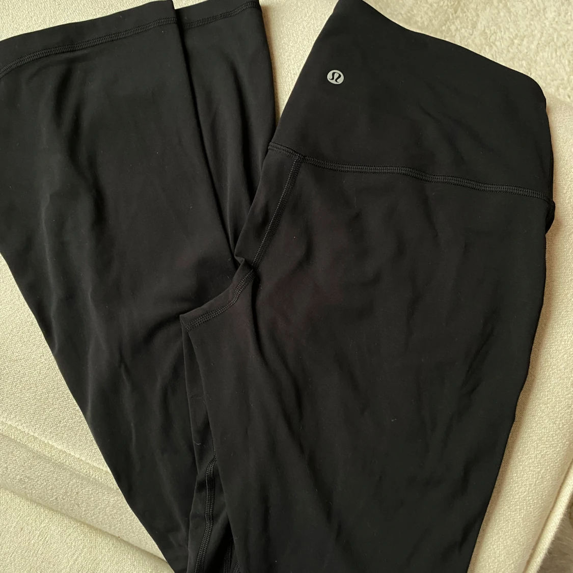 Svarta bootcut leggings från Lululemon - 92