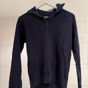 Halfzip  - Säljer en stilren mörkblå tröja med dragkedja från Dressmann. Tröjan passar S och XS. Säljer eftersom jag inte använder den.