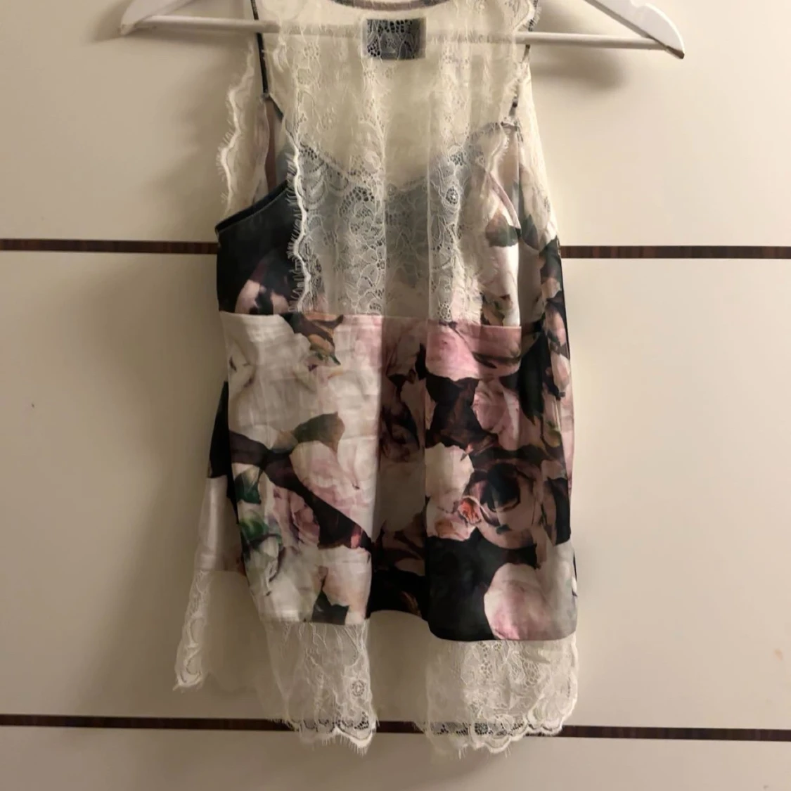 Blommig linne med spetsdetaljer - 90