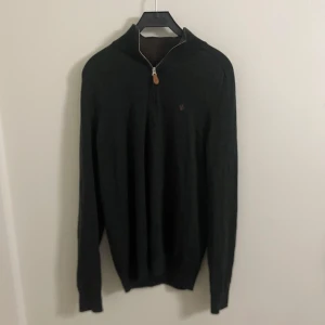 Morris Merino Half-Zip mörkgrön - PRISET ÄR ENDAST RABATTERAT UNDER BLACK WEEK!🖤 Morris Merino Half/Quarter Zip || Nypris runt 1800 || Storlek M || Väldigt bra skick - inga tecken på användning || Tveka inte att höra av dig om du har frågor