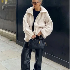 Beige teddyjacka med dragkedja - Helt ny teddyjacka, köpt frpn viroza. Säljer pga att den är för stor på mig ❤️ köpt för 699kr