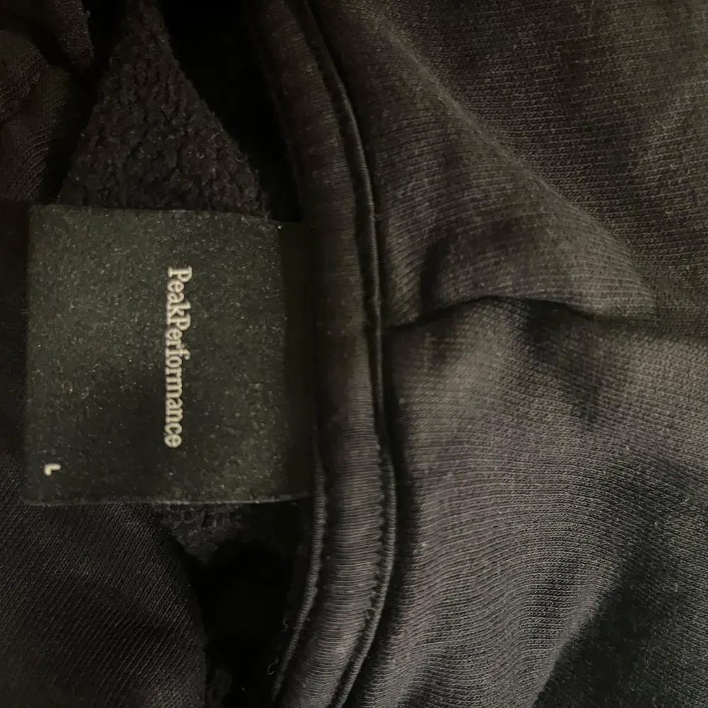 Säljer min svarta hoodie från Peak Performance i storlek L. Skick 9/10. Sitter som den ska. Inga märken eller nått annat . Neuletakit & Villapaidat.