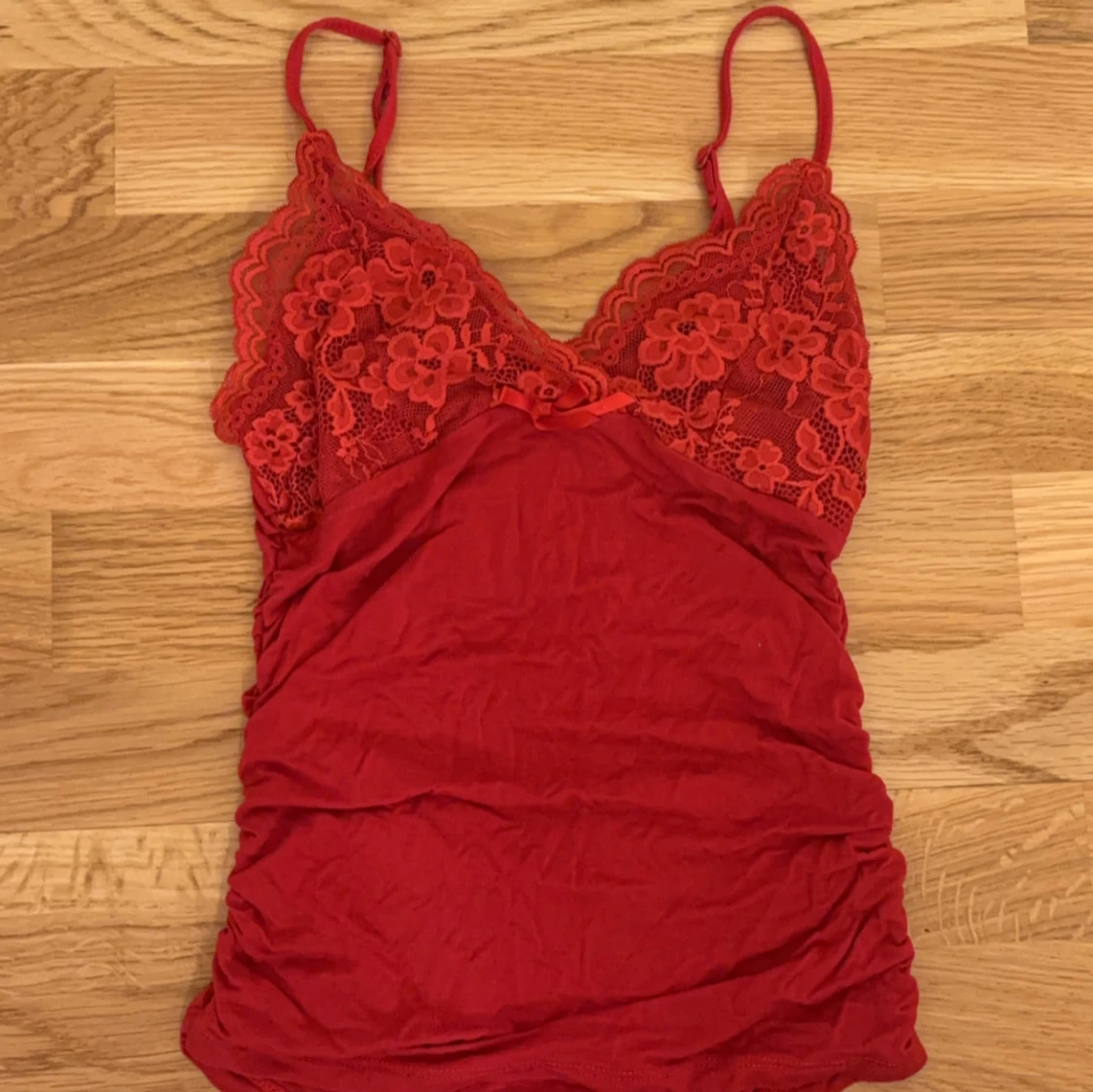 Röd linne med detaljer