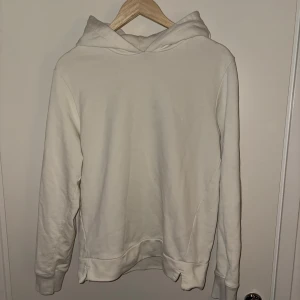 Vit hoodie i bra skick - Säljer en stilren vit hoodie i bra skick.