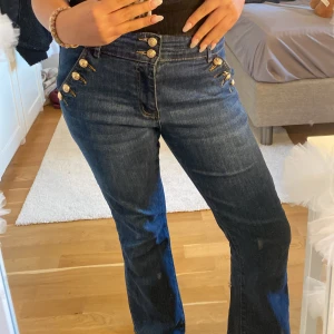 Blå jeans med dekorativa knappar - Säljer dessa skit snygga jeans med unika knappar. Helt ny skick, säljer på grund av att den sällan används. Skriv gärna om frågor eller fler bilder💘