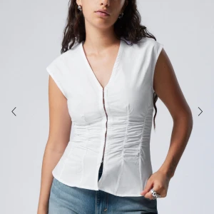 Vit topp Weekday  - Snygg vit topp från Weekday, är i storlek 38 men är liten i storleken mer som en 36:a🥰