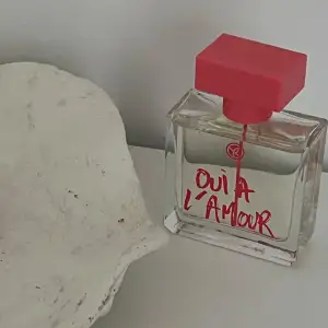 Säljer denna härliga parfym från Yves Rocher, Eau de Parfum - Oui à l'Amour💕Perfekt för den som älskar en fräsch och blommig doft. Passar både till vardags och speciella tillfällen🫶🏽 vid frågor o fler bilder kan ni kontakta mig:) 