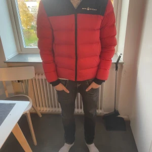 Sail racing jacka - Tja, säljer nu min sail racing jacka. Nypris ca 4000kr. Använd fåtal gånger förra året, säljer pga att jag inte använder den. Pris kan diskuteras vid snabb affär. Bara skicka meddelande om du har frågor kring jackan😁