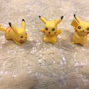 Säljer en samling av sex små Pikachu-figurer i olika poser. De är gjorda av plast och har den klassiska gula färgen med svarta öronspetsar och röda kinder. Perfekta för Pokémon-fans som vill ha något sött att ställa på hyllan eller skrivbordet. Figurerna är i gott skick och redo att hitta ett nytt hem!       3 år + 45kr/3st.  Finns fler kvar, sammafrakt 