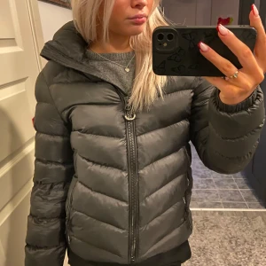 Svart dunjacka från Superdry - Säljer en svart dunjacka från Superdry. Den är i mycket bra skick och passar perfekt för både höst och vinter. 😊